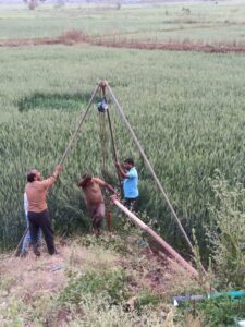 धौरगांव में शासकीय नलकूप से अतिक्रमण हटाते हुए प्रशासनिक टीम, मोटर पंप जप्ती की कार्रवाई करते अधिकारी और ग्रामीण मौजूद।