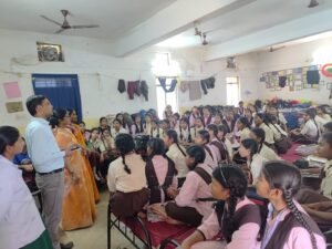 मंडला के घुघरी में एकलव्य आदर्श आवासीय विद्यालय में छात्राओं को एचपीवी वैक्सीन के लिए जागरूक करते एसडीएम सचिन जैन।