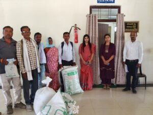 मंडला जिले में कृषि विभाग द्वारा किसानों को तिल और मूंगफली के उन्नत बीज वितरित करते हुए।