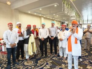 मंडला के श्री गुरुद्वारा साहिब में भगवान झूलेलाल साईं के जन्मोत्सव पर आयोजित कार्यक्रम में श्रद्धालु भजन-कीर्तन करते हुए, प्रशासनिक अधिकारी माथा टेकते और लंगर ग्रहण करते नजर आ रहे हैं।