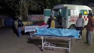 रात के समय जर्जर पुल से नीचे गिरी मोटरसाइकिल, पुलिस और ग्रामीण मौके पर मौजूद, बचाव कार्य जारी