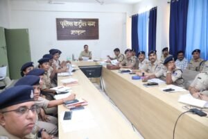 मंडला पुलिस कंट्रोल रूम में आयोजित मासिक अपराध समीक्षा बैठक का दृश्य, जिसमें पुलिस अधीक्षक अधिकारियों को लंबित मामलों के त्वरित निराकरण, महिला एवं बाल सुरक्षा, साइबर अपराध रोकथाम और यातायात जागरूकता को लेकर निर्देश देते हुए दिखाई दे रहे हैं। बैठक में जिले के सभी थाना एवं चौकी प्रभारी उपस्थित हैं।