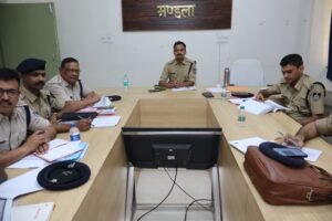 मंडला पुलिस कंट्रोल रूम में एसपी रजत सकलेचा द्वारा मासिक अपराध समीक्षा बैठक लेते हुए, जिसमें पुलिस अधिकारी NDPS एक्ट, साइबर अपराध और महिला सुरक्षा पर चर्चा करते नजर आ रहे हैं।