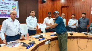 ऊर्जा विभाग मंडला के अधिकारियों को कलेक्टर द्वारा सम्मानित करते हुए, प्रशस्ति पत्र लेते हुए अति. मुख्य अभियंता मो. अयूब खान, साथ में प्रशासनिक अधिकारी उपस्थित।