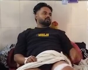 рдордВрдбрд▓рд╛ рдХреЗ рдмрд╕ рд╕реНрдЯреИрдВрдб рдХреНрд╖реЗрддреНрд░ рдореЗрдВ рд░рд╛рдд рдХреЗ рд╕рдордп рдЪрд╛рдХреВрдмрд╛рдЬреА рдХреА рдШрдЯрдирд╛ рдХреЗ рдмрд╛рдж рдШрд╛рдпрд▓ рдпреБрд╡рдХ рдХреЛ рдЕрд╕реНрдкрддрд╛рд▓ рд▓реЗ рдЬрд╛рддреЗ рд╣реБрдП рджреГрд╢реНрдп, рдХреЛрддрд╡рд╛рд▓реА рдерд╛рдирд╛ рдХреНрд╖реЗрддреНрд░ рдХрд╛ рдорд╛рдорд▓рд╛ред