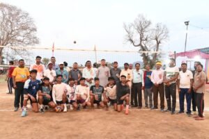 मवई में आयोजित वॉलीबॉल प्रतियोगिता में खेलते हुए खिलाड़ी