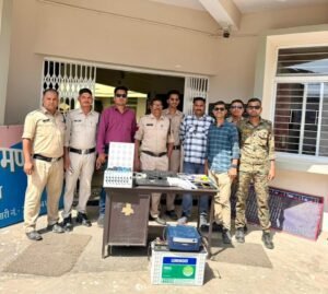 मंडला पुलिस द्वारा IPL सट्टा रैकेट का खुलासा करते हुए आरोपी और जब्त सामान के साथ खड़ी पुलिस टीम की तस्वीर