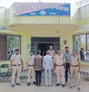मंडला जिले के निवास थाना क्षेत्र में अंधी हत्या का खुलासा, पुलिस द्वारा गिरफ्तार पति और बेटा, क्राइम सीन का प्रतीकात्मक दृश्य, खून से सना पत्थर और पुलिस जांच