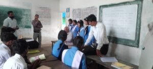 मोहगांव क्षेत्र के सरकारी स्कूलों का निरीक्षण करते जनप्रतिनिधि शिवकुमार मिश्रा और बोधसिंह मरकाम, जर्जर विद्यालय भवन एवं शिक्षा व्यवस्था का जायजा लेते हुए।